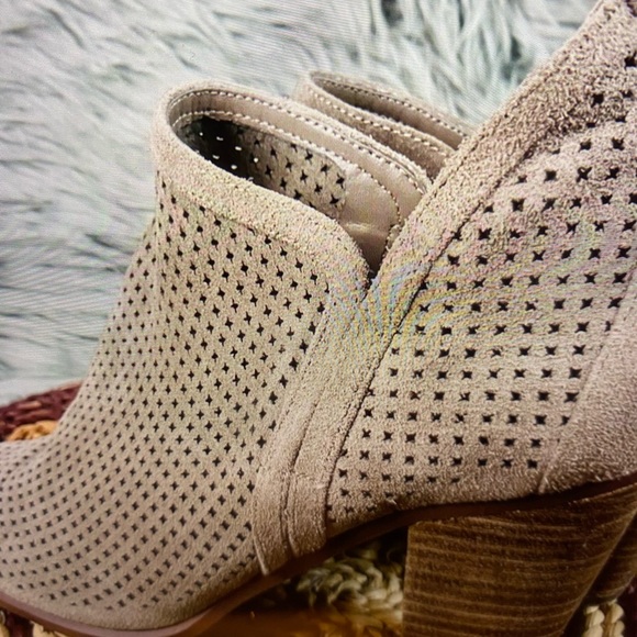 Vince Camuto Sz 8 M Fyarino Taupe booties - Picture 12 of 12